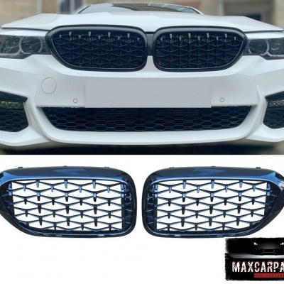 Carro branco com grelha frontal preta e duas grelhas destacadas.