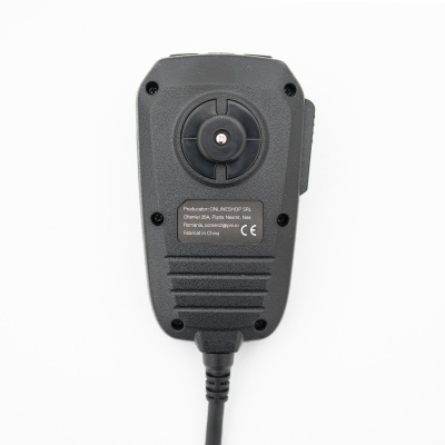 Comando remoto preto de plástico com etiqueta e cabo