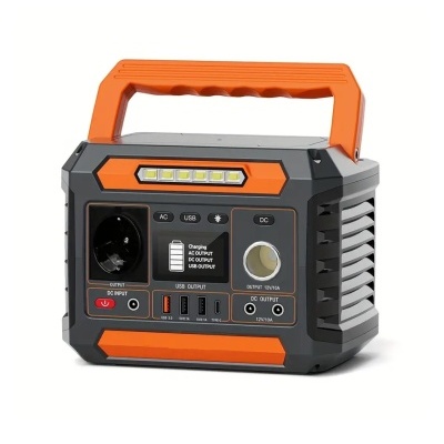 Gerador portátil preto e laranja com alça e várias saídas de energia