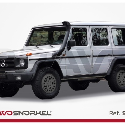 Veículo todo-o-terreno Mercedes-Benz G-Class prata com snorkel preto