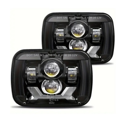 Dois faróis automotivos pretos retangulares com lentes transparentes e detalhes prateados