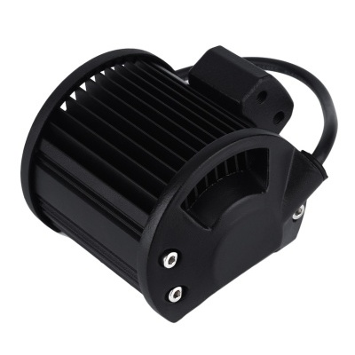 Módulo eletrônico preto com aletas e cabo, fundo branco