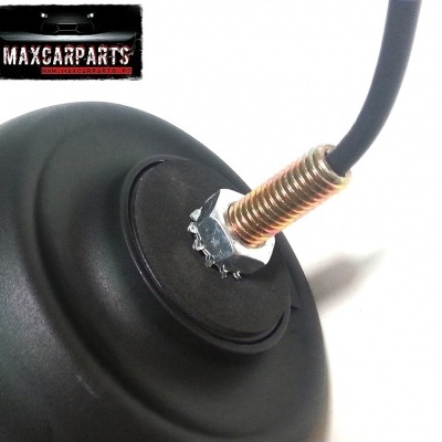 Antena automóvel preta com cabo e parafusos metálicos