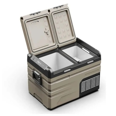 Frigorífico portátil bege com tampa dupla aberta e painel digital