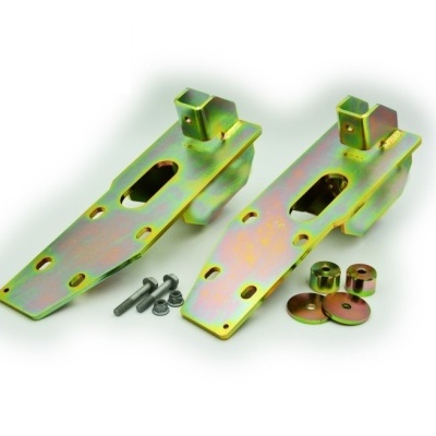 Par de suportes metálicos com parafusos, porcas e arruelas em fundo branco