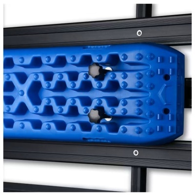 Placa azul com relevo e encaixes pretos numa estrutura de metal preta