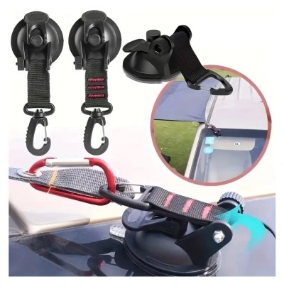 Duas ventosas negras com ganchos e correias pretas e vermelhas, fixadas num barco.