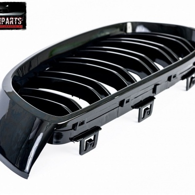 Grelha frontal preta brilhante para carro com texto MAXCARPARTS