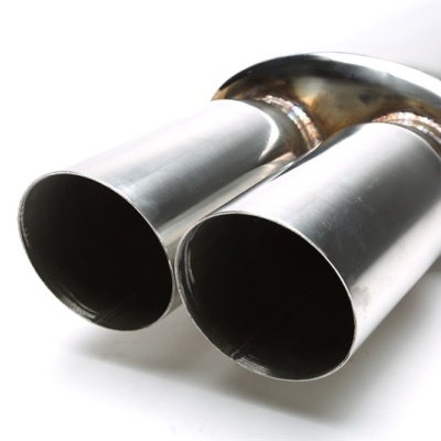 Escape automóvel em aço inox com dois tubos cilíndricos polidos