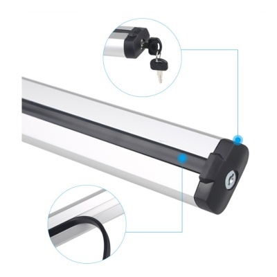 Barra de tejadilho prateada com extremidades pretas e fechadura com chave