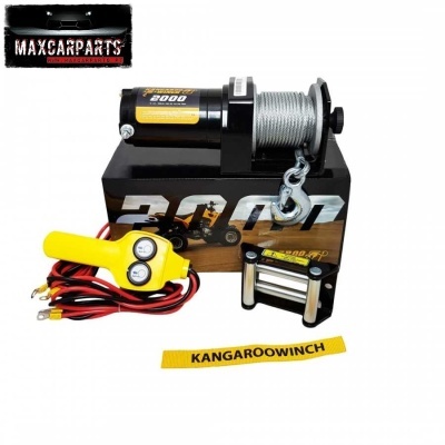 Cabo de enrolar elétrico preto e amarelo com gancho metálico e controlo remoto amarelo, colocado sobre caixa preta com texto 3007.