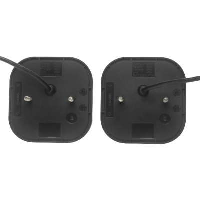 Bases de carregamento pretas quadradas com cabos e pinos metálicos