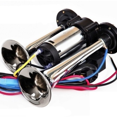 Buzina dupla cromada com fios coloridos sobre fundo branco