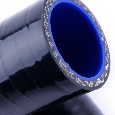 Tubo preto cilíndrico com interior azul e bordas desgastadas