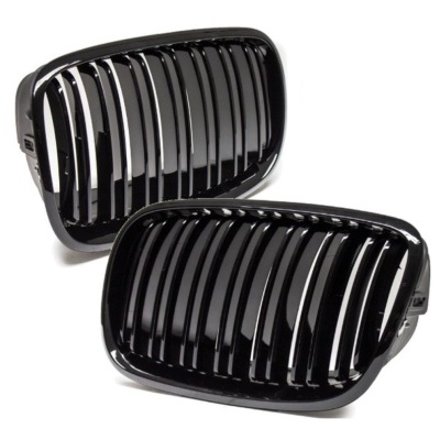 Par de grelhas dianteiras de carro pretas em plástico brilhante