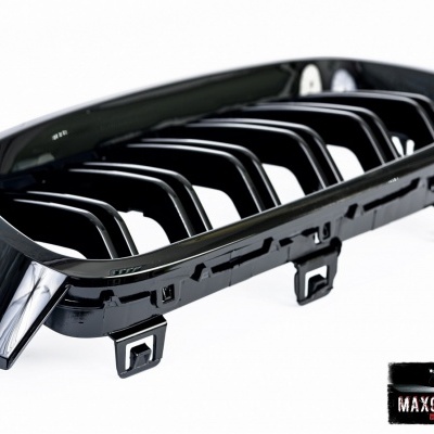 Grelha frontal automóvel preta brilhante com lâminas verticais