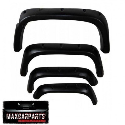 Quatro para-lamas pretos de plástico com parafusos em fundo branco com etiqueta MAXCARPARTS