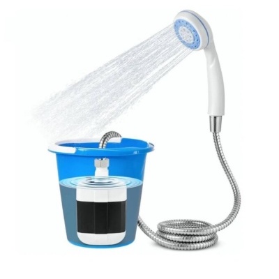 Depurador portátil de água com balde azul, filtro preto e branco, mangueira metálica e chuveiro branco a jorrar água.