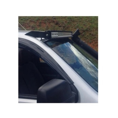 Carrinha branca com barra de luz LED preta no tejadilho