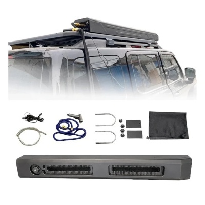 Dispositivo preto montado no tejadilho de um veículo com acessórios em fundo branco.