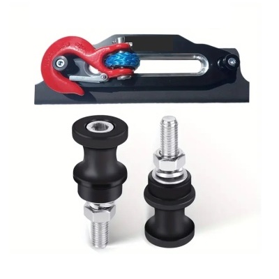 Gancho metálico com corda azul e dois roletes pretos com parafusos de metal