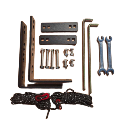 Conjunto de ferramentas e acessórios metálicos organizados sobre fundo branco