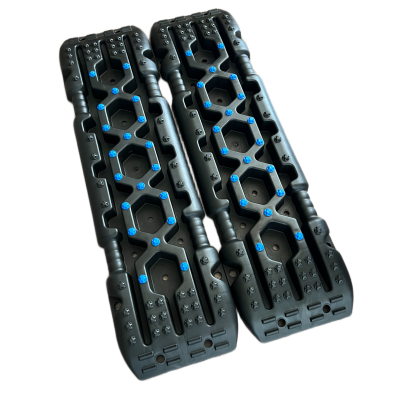 Duas esteiras pretas de plástico com pinos azuis e pretos