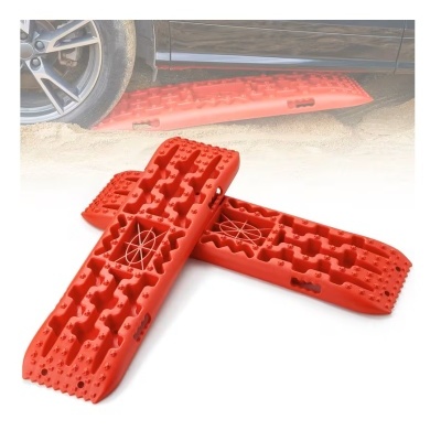 Pranchas laranja para recuperação de veículos em chão de areia