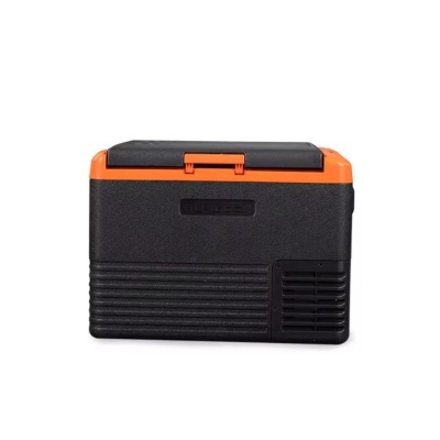 Caixa térmica preta com detalhes laranja e grelha na parte inferior