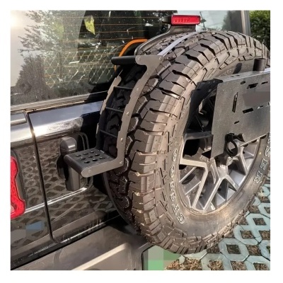 Roda sobressalente de pneu todo-o-terreno montado em suporte metálico na traseira de veículo preto