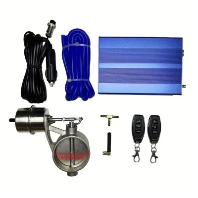 Conjunto de componentes automotivos com válvula, fios, caixa azul metálica, comandos remotos e acessórios