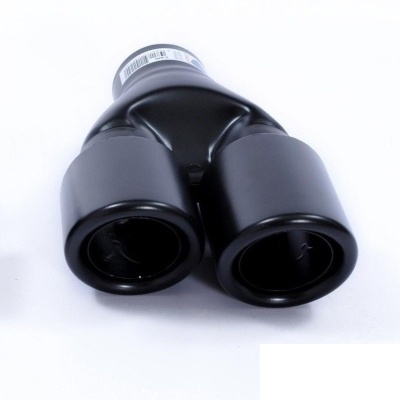 Peça automóvel preta bifurcada em Y sobre fundo branco