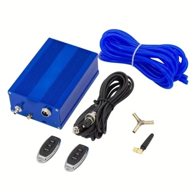 Conjunto de dispositivos eletrónicos com caixa azul, cabos e comandos.