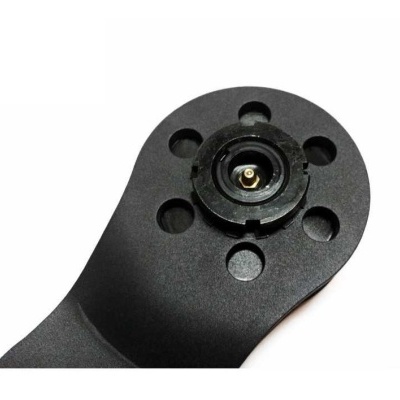 Suporte preto com orifícios e conector metálico