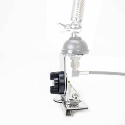 Suporte metálico cromado com mola e botão preto, fundo branco