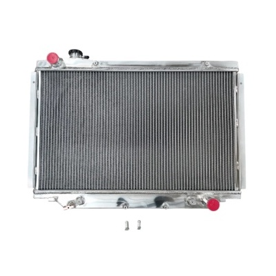 Radiador automóvel metálico prateado com tampa preta e tampas vermelhas isolado em fundo branco