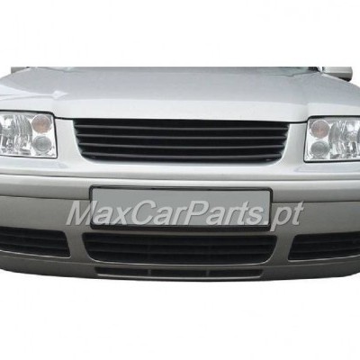 Frente de carro branco com faróis duplos e para-choques cinzento claro