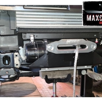 Guincho automóvel preto instalado na frente de um veículo com etiqueta MAXCARPARTS