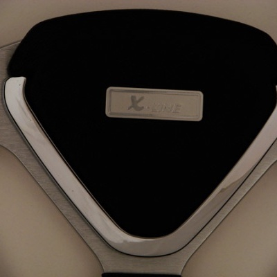 Capacete desportivo preto, cinza e bege com logótipo 'X-LINE'