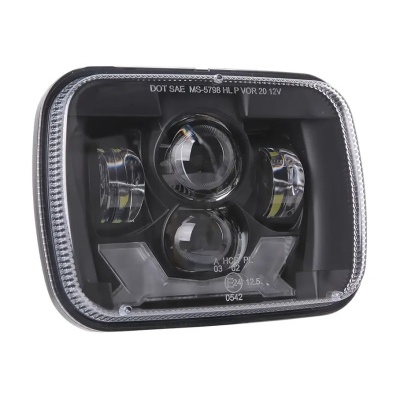 Farol retangular automóvel com lente transparente e estrutura preta