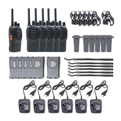 Seis rádios comunicadores e acessórios organizados sobre fundo branco