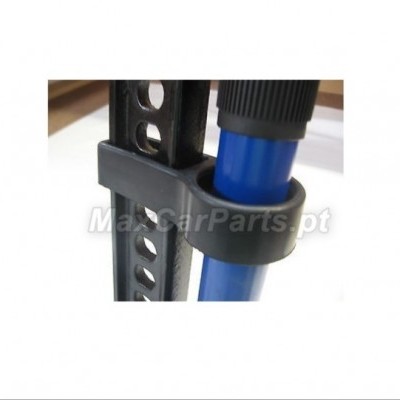 Suporte de plástico para ferramenta azul numa estrutura metálica