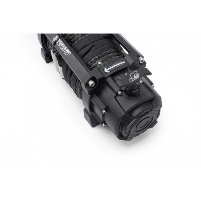 Trela para cães preta com cabo enrolado e estrutura rígida