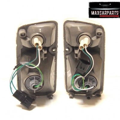 Par de farolins traseiros de automóvel cinza com fios e conectores