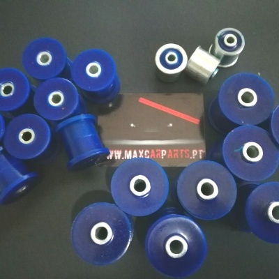 Conjunto de buchas azuis e peça metálica sobre fundo preto com cartão transparente