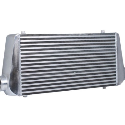 Intercooler automóvel retangular prateado com tubos laterais