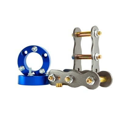 Peças metálicas para automóveis em fundo branco