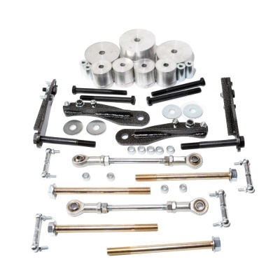 Peças metálicas para mecânica organizadas sobre fundo branco