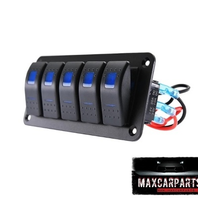 Painel com cinco interruptores de alavanca pretos com indicador azul