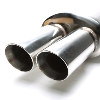 Escape automóvel cromado com duas pontas circulares em fundo branco